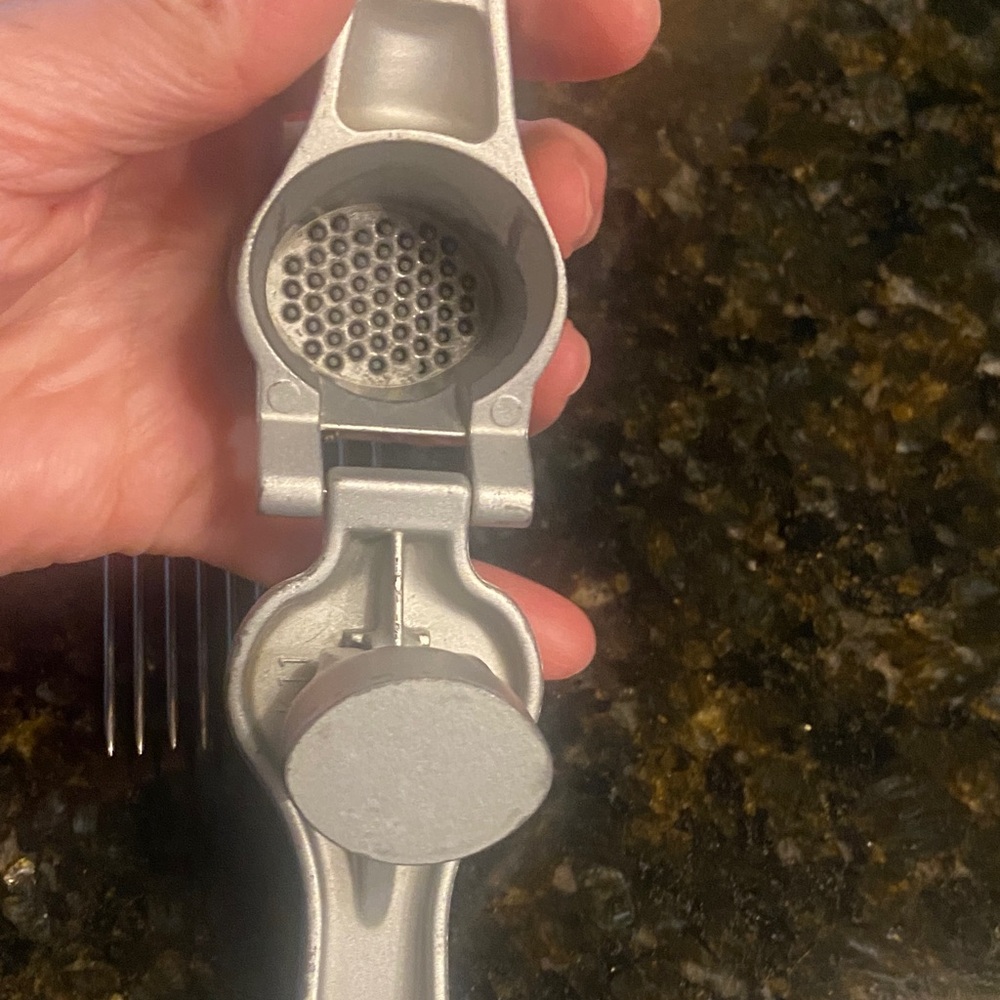 The Pampered Chef Bundle Small Ridge Baker, Garlic Press, Cut n Seal, Veg Holder - Picture 6 of 8